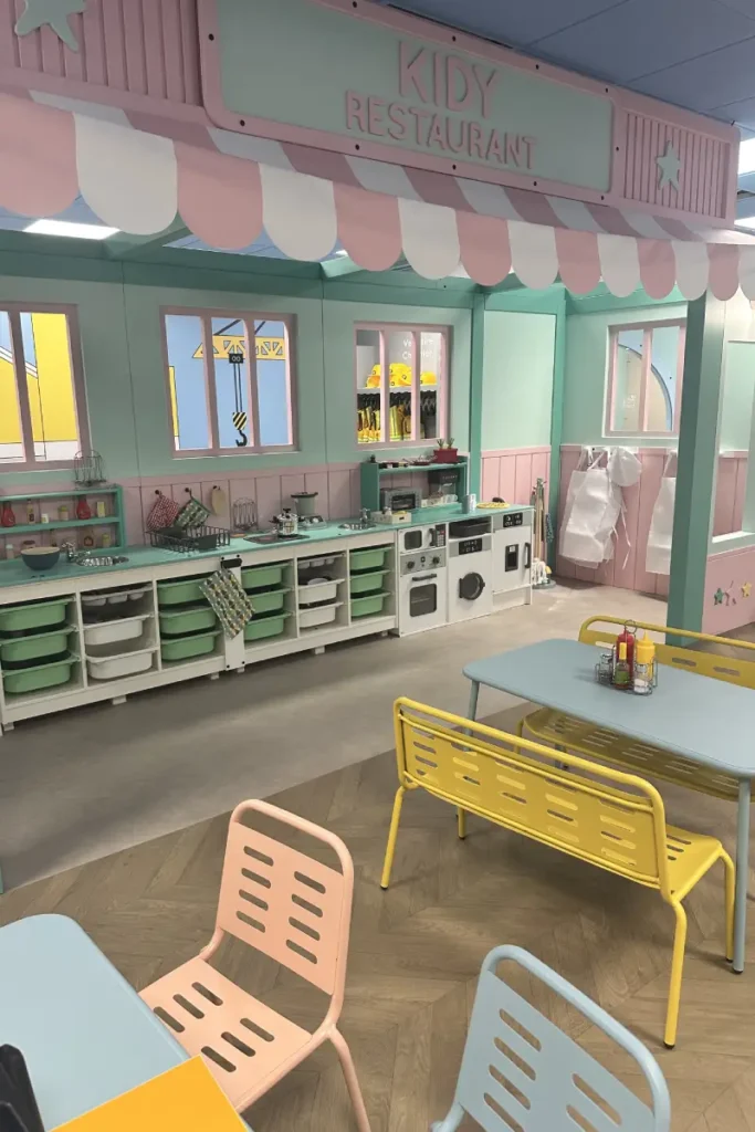 En cuisine les petits chefs ! Le service commence. Prépare, dresse et sers ton menu préféré à tes parents.