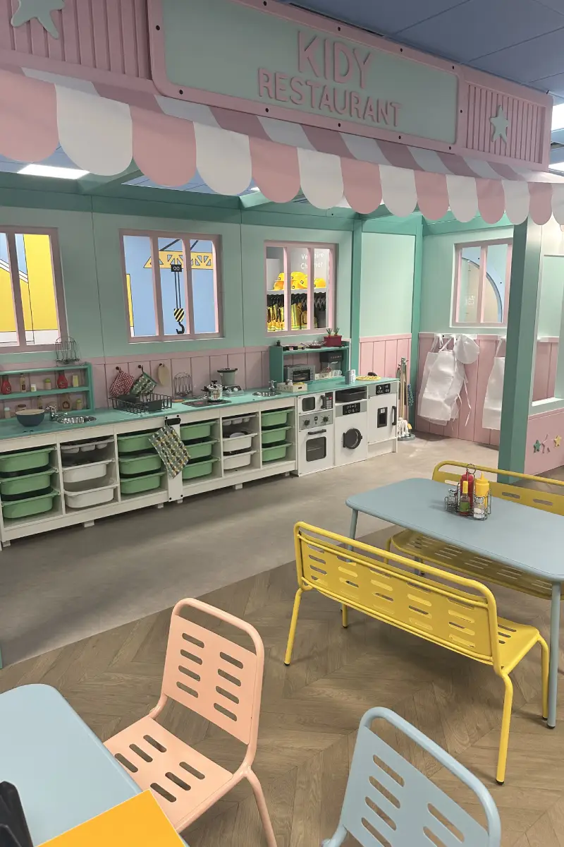 En cuisine les petits chefs ! Le service commence. Prépare, dresse et sers ton menu préféré à tes parents.